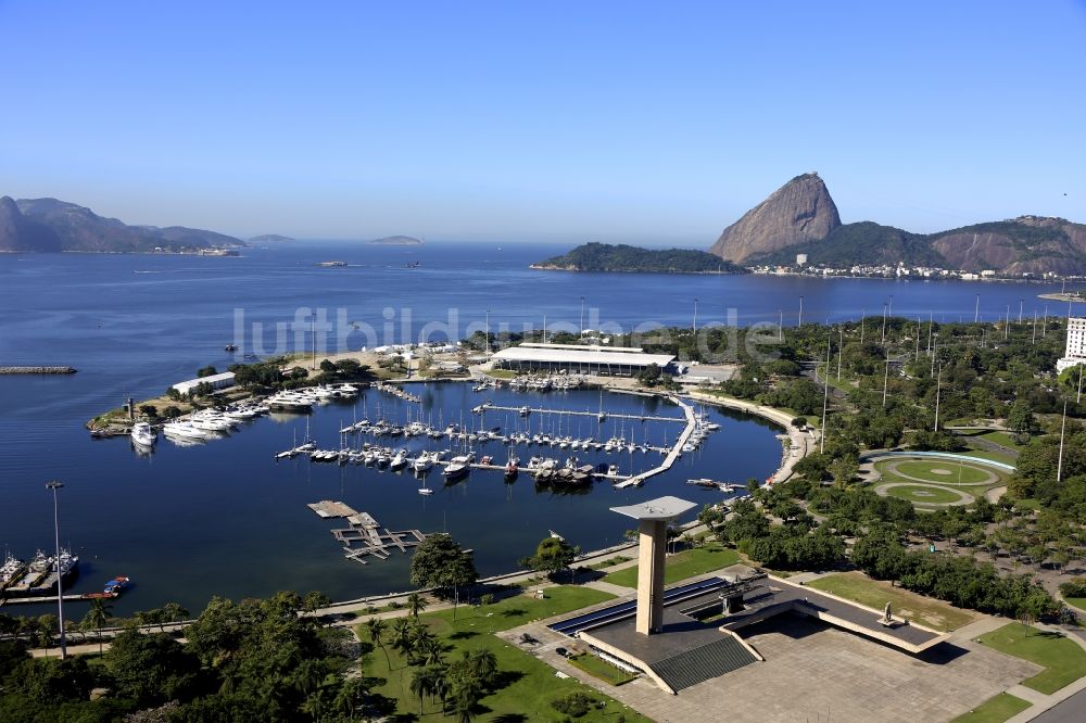 Luftaufnahme Rio de Janeiro - Marina da Glória mit Sportboot- Anlegestellen und Bootsliegeplätzen am Uferbereich Baia de Guanabara in Rio de Janeiro in Brasilien