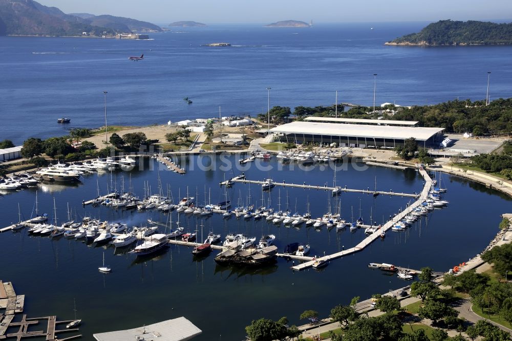 Rio de Janeiro von oben - Marina da Glória mit Sportboot- Anlegestellen und Bootsliegeplätzen am Uferbereich Baia de Guanabara in Rio de Janeiro in Brasilien