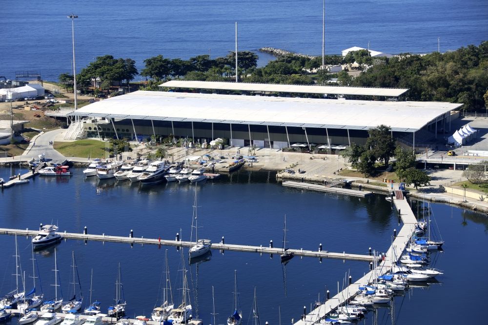 Rio de Janeiro aus der Vogelperspektive: Marina da Glória mit Sportboot- Anlegestellen und Bootsliegeplätzen am Uferbereich Baia de Guanabara in Rio de Janeiro in Brasilien