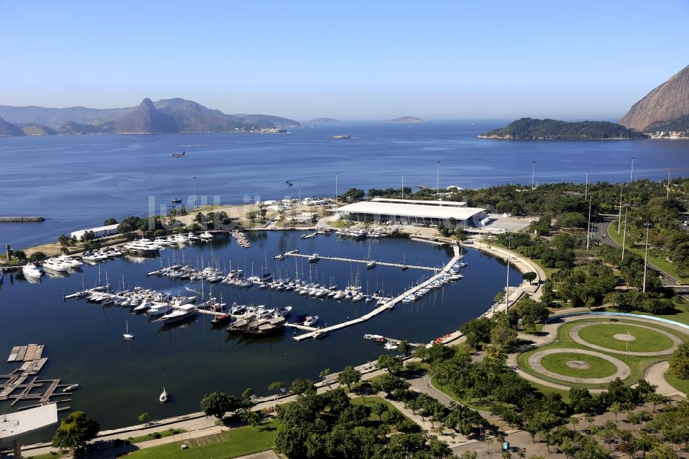 Luftbild Rio de Janeiro - Marina da Glória mit Sportboot- Anlegestellen und Bootsliegeplätzen am Uferbereich Baia de Guanabara in Rio de Janeiro in Brasilien