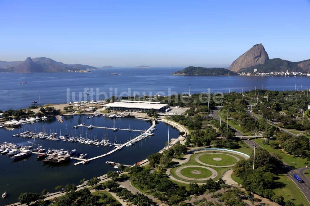 Luftaufnahme Rio de Janeiro - Marina da Glória mit Sportboot- Anlegestellen und Bootsliegeplätzen am Uferbereich Baia de Guanabara in Rio de Janeiro in Brasilien