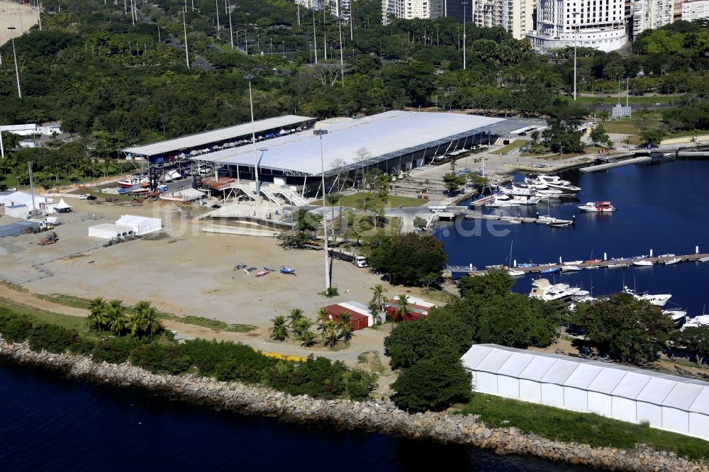 Rio de Janeiro aus der Vogelperspektive: Marina da Glória mit Sportboot- Anlegestellen und Bootsliegeplätzen am Uferbereich Baia de Guanabara in Rio de Janeiro in Brasilien