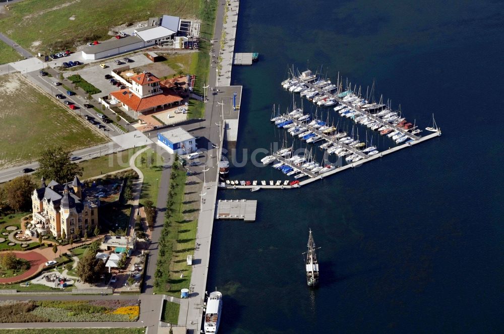 Luftbild Bitterfeld-Wolfen - Marina - Hafenbereich am Ufer des Bernsteinsee in Bitterfeld-Wolfen im Bundesland Sachsen-Anhalt, Deutschland