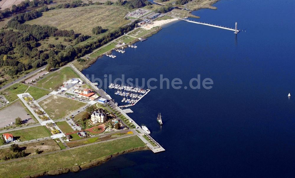 Luftaufnahme Bitterfeld-Wolfen - Marina - Hafenbereich am Ufer des Bernsteinsee in Bitterfeld-Wolfen im Bundesland Sachsen-Anhalt, Deutschland