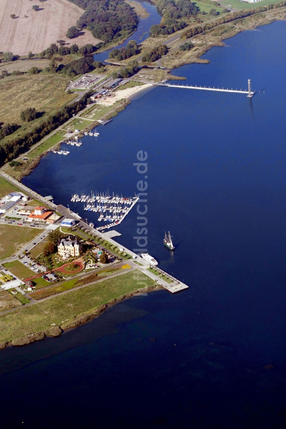 Bitterfeld-Wolfen von oben - Marina - Hafenbereich am Ufer des Bernsteinsee in Bitterfeld-Wolfen im Bundesland Sachsen-Anhalt, Deutschland