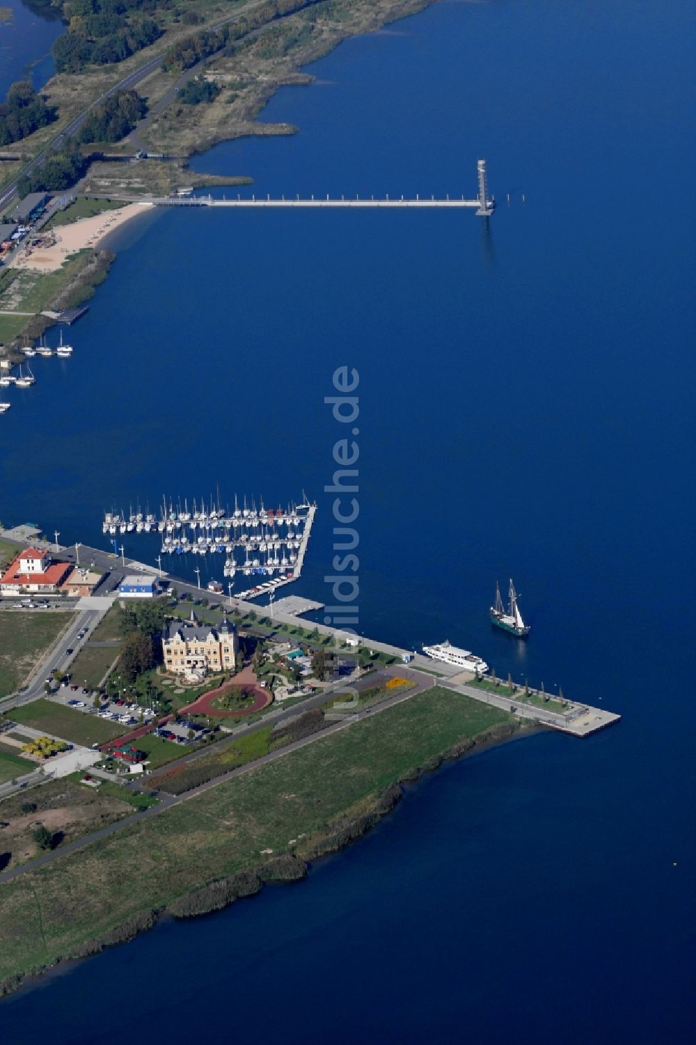 Bitterfeld-Wolfen aus der Vogelperspektive: Marina - Hafenbereich am Ufer des Bernsteinsee in Bitterfeld-Wolfen im Bundesland Sachsen-Anhalt, Deutschland