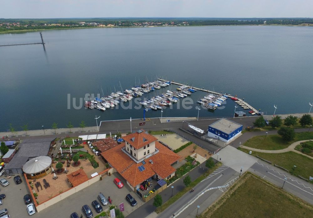 Luftbild Bitterfeld-Wolfen - Marina - Hafenbereich am Ufer des Bernsteinsee in Bitterfeld-Wolfen im Bundesland Sachsen-Anhalt, Deutschland