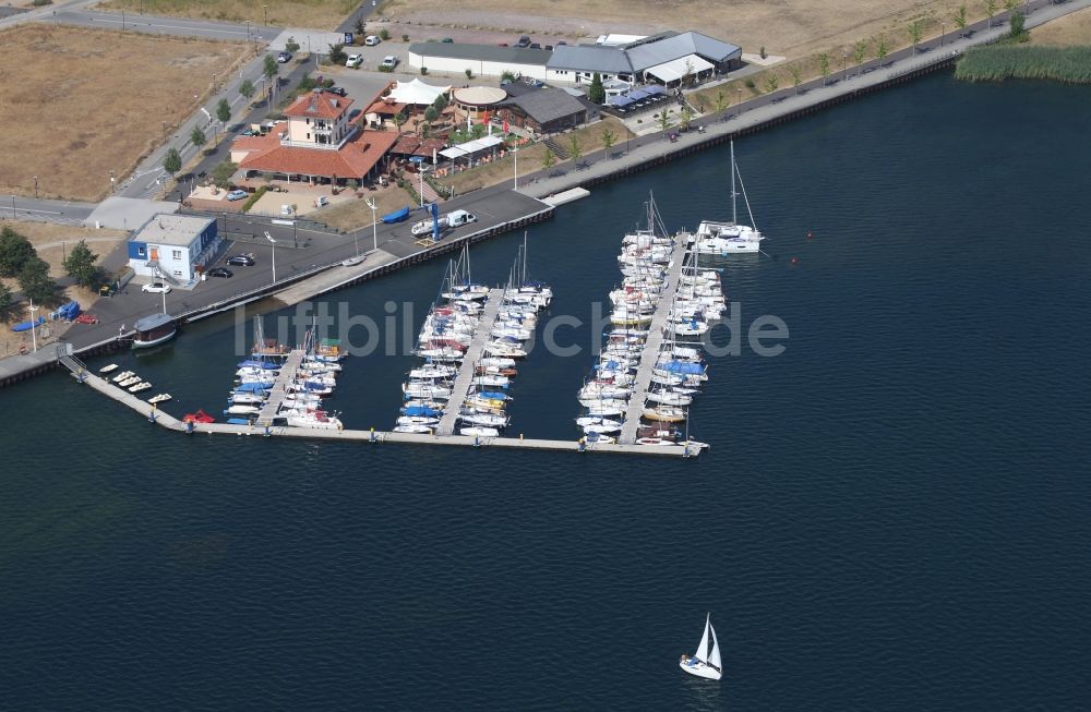 Bitterfeld aus der Vogelperspektive: Marina - Hafenbereich am Ufer des Bernsteinsee in Bitterfeld-Wolfen im Bundesland Sachsen-Anhalt, Deutschland