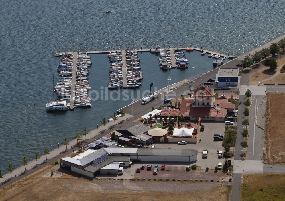 Luftaufnahme Bitterfeld - Marina - Hafenbereich am Ufer des Bernsteinsee in Bitterfeld-Wolfen im Bundesland Sachsen-Anhalt, Deutschland