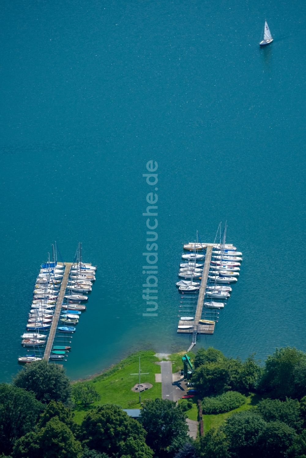 Luftaufnahme Meschede - Marina - Hafenbereich am Ufer des Segel-Club Hennesee e.V. Meschede Berghauser Bucht in Meschede im Bundesland Nordrhein-Westfalen