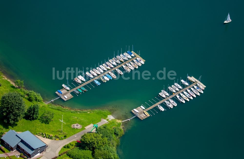 Luftbild Meschede - Marina - Hafenbereich am Ufer des Segel-Club Hennesee e.V. Meschede Berghauser Bucht in Meschede im Bundesland Nordrhein-Westfalen