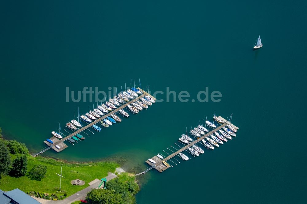 Meschede von oben - Marina - Hafenbereich am Ufer des Segel-Club Hennesee e.V. Meschede Berghauser Bucht in Meschede im Bundesland Nordrhein-Westfalen