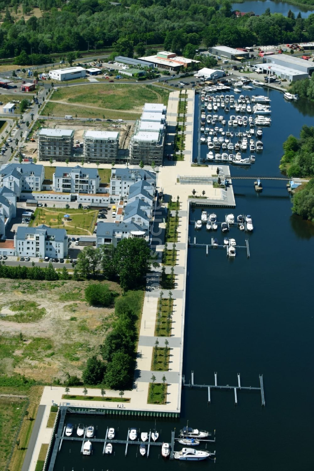 Werder (Havel) aus der Vogelperspektive: Marina - Hafenbereich am Ufer eines Seitenarmes des Großen Zernsees in Werder (Havel) im Bundesland Brandenburg, Deutschland