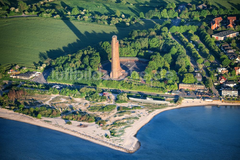 Luftbild Laboe - Marine-Ehrenmal als Wahrzeichen der Kieler Förde in Laboe im Bundesland Schleswig-Holstein, Deutschland