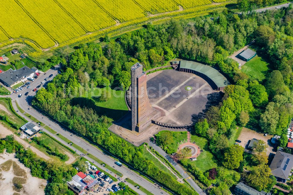 Laboe von oben - Marine-Ehrenmal als Wahrzeichen der Kieler Förde in Laboe im Bundesland Schleswig-Holstein, Deutschland