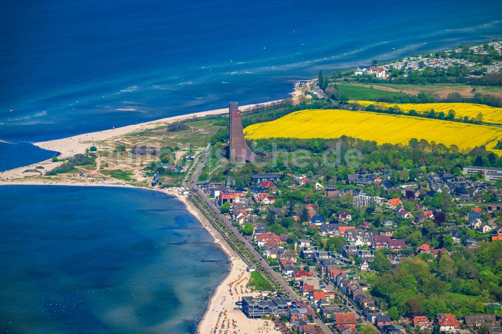 Laboe aus der Vogelperspektive: Marine-Ehrenmal als Wahrzeichen der Kieler Förde in Laboe im Bundesland Schleswig-Holstein, Deutschland