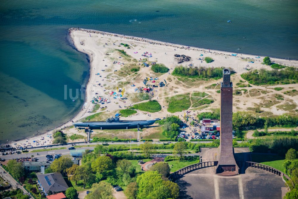 Luftaufnahme Laboe - Marine-Ehrenmal als Wahrzeichen der Kieler Förde in Laboe im Bundesland Schleswig-Holstein, Deutschland