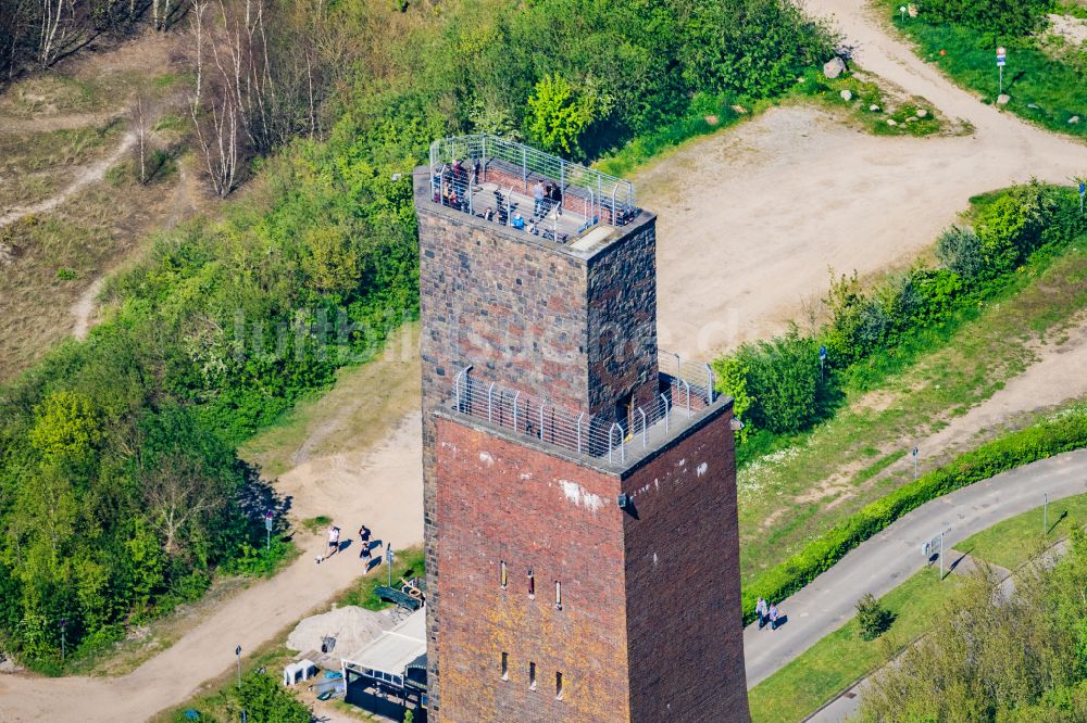 Laboe von oben - Marine-Ehrenmal als Wahrzeichen der Kieler Förde in Laboe im Bundesland Schleswig-Holstein, Deutschland