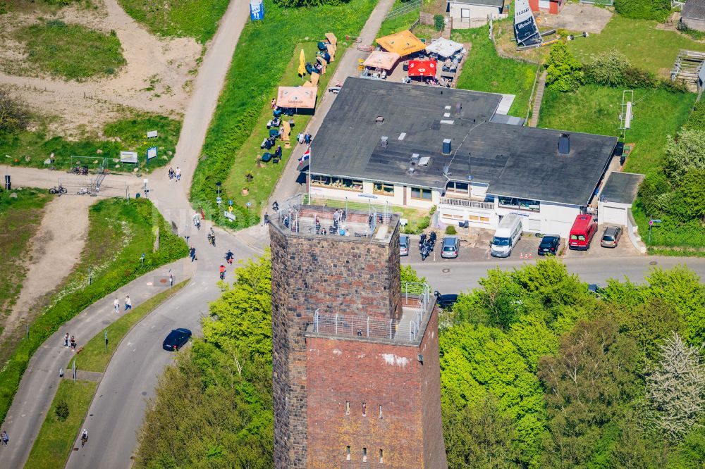 Laboe aus der Vogelperspektive: Marine-Ehrenmal als Wahrzeichen der Kieler Förde in Laboe im Bundesland Schleswig-Holstein, Deutschland