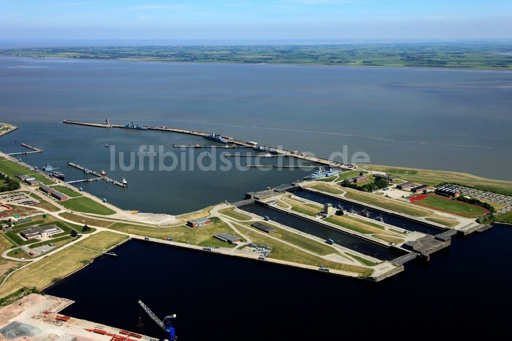 Wilhelmshaven aus der Vogelperspektive: Marinehafen und Seeschleuse an der Nordsee- Küste von Wilhelmshaven in Niedersachsen