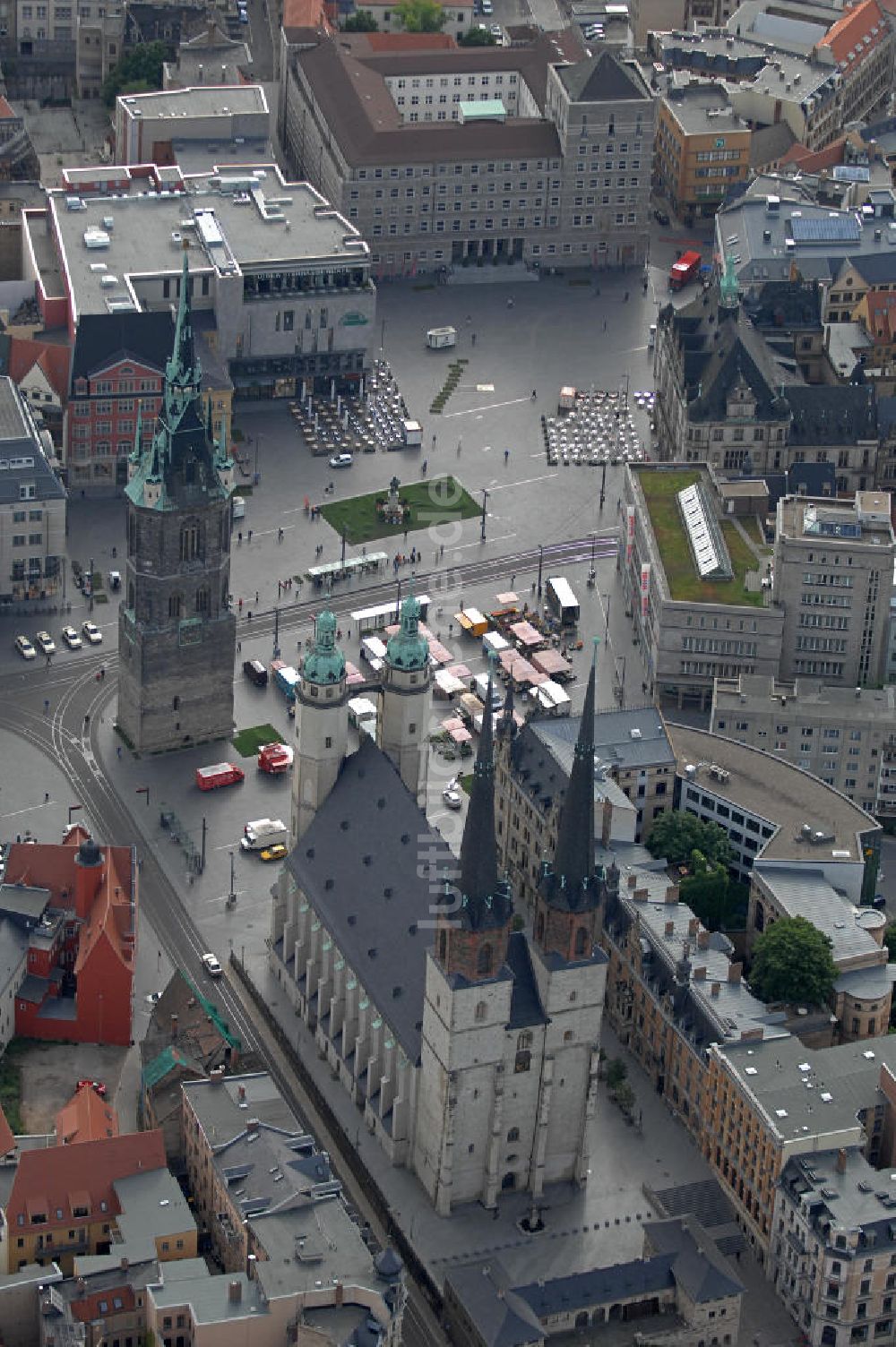 Halle aus der Vogelperspektive: Marktkirche und Roter Turm in Halle