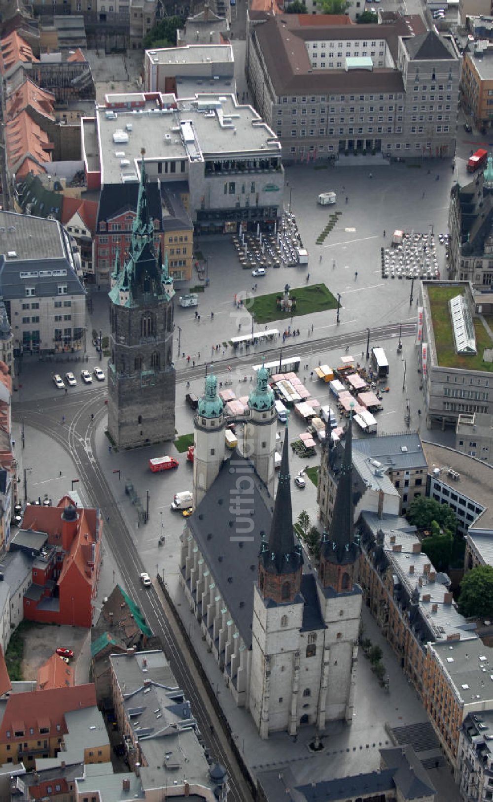 Luftaufnahme Halle - Marktkirche und Roter Turm in Halle