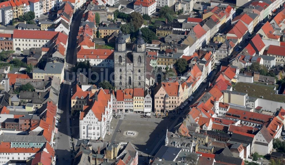 Luftaufnahme Lutherstadt Wittenberg - Marktplatz mit dem Alten Rathaus und der Stadtkirche St. Marien in Wittenberg im Bundesland Sachsen-Anhalt