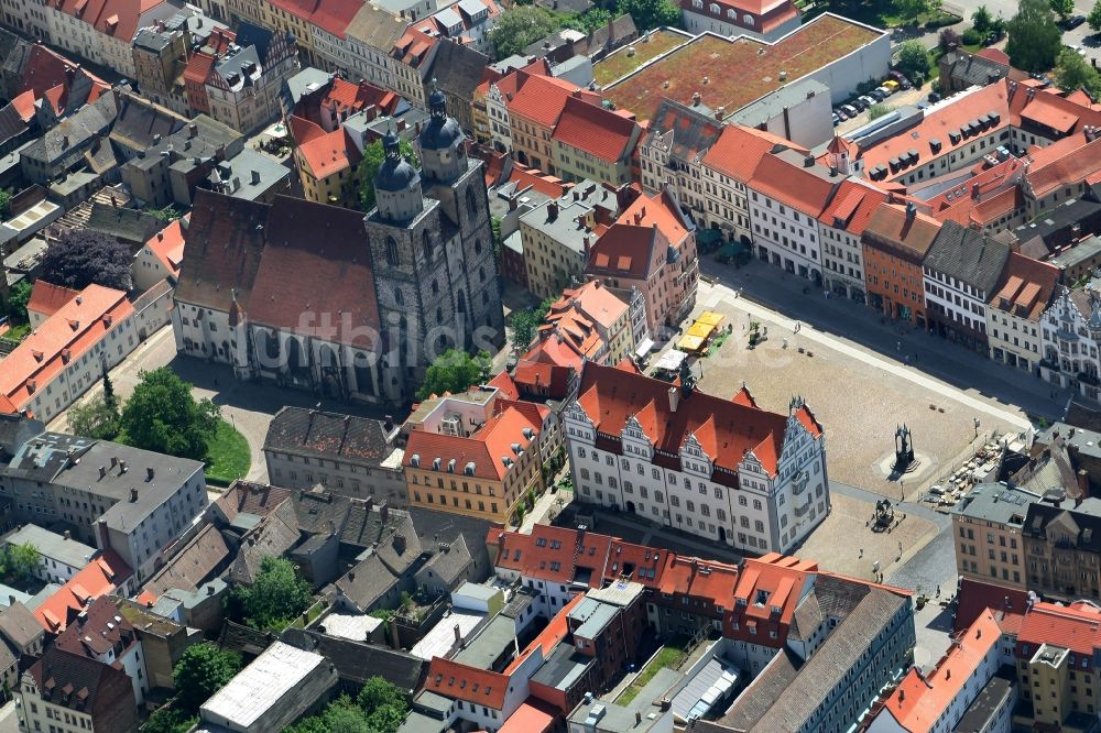 Luftaufnahme Lutherstadt Wittenberg - Marktplatz mit dem Alten Rathaus und der Stadtkirche St. Marien in Wittenberg im Bundesland Sachsen-Anhalt