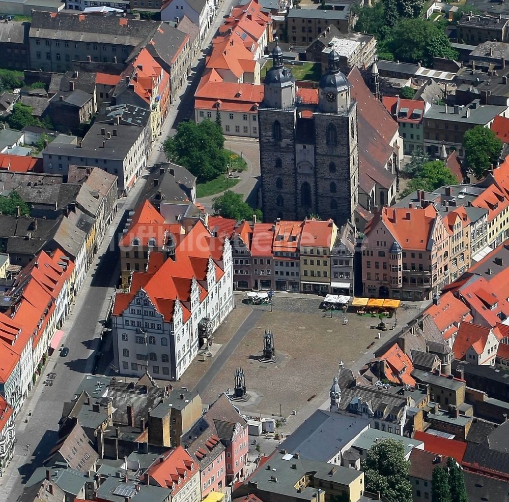 Luftaufnahme Lutherstadt Wittenberg - Marktplatz mit dem Alten Rathaus und der Stadtkirche St. Marien in Wittenberg im Bundesland Sachsen-Anhalt