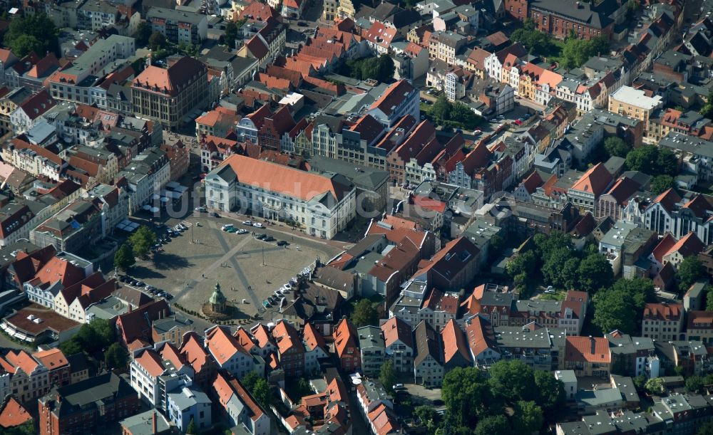 Luftaufnahme Wismar - Marktplatz in der Altstadt im Zentrum der Hansestadt Wismar im Bundesland Mecklenburg-Vorpommern