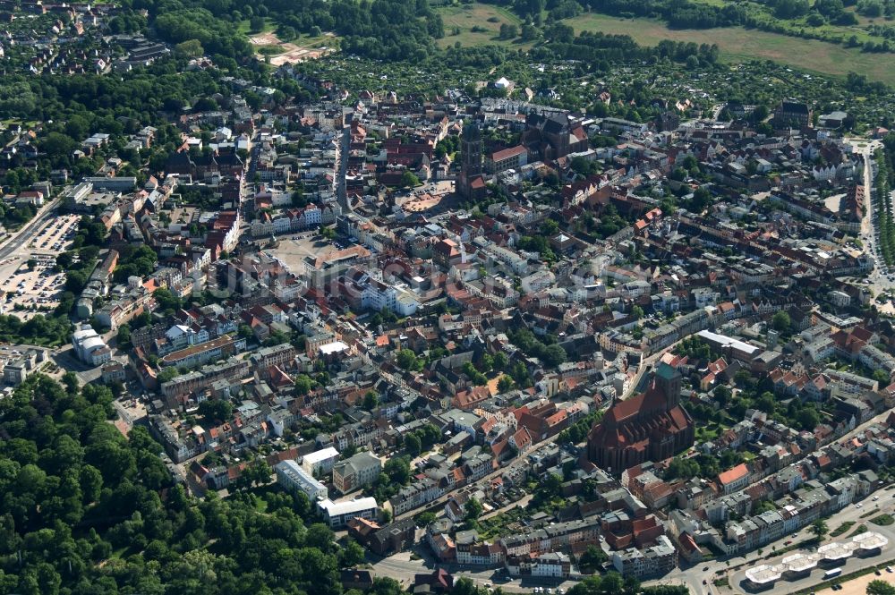 Wismar von oben - Marktplatz in der Altstadt im Zentrum der Hansestadt Wismar im Bundesland Mecklenburg-Vorpommern