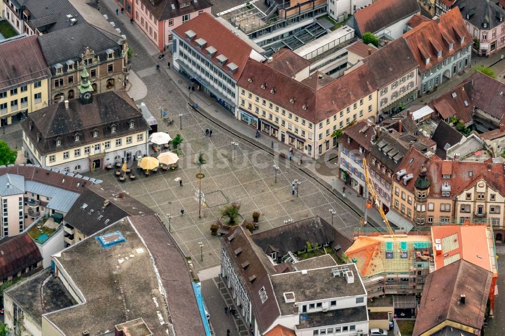 Emmendingen aus der Vogelperspektive: Marktplatz in Emmendingen im Bundesland Baden-Württemberg, Deutschland