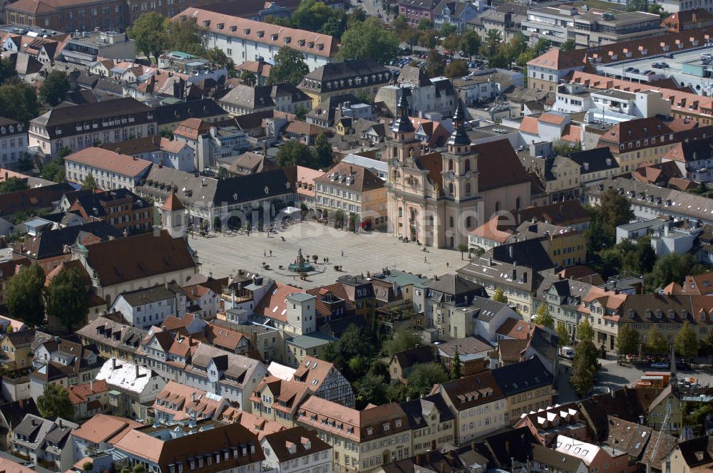 LUDWIGSBURG aus der Vogelperspektive: Marktplatz mit der Evangelische Stadtkirche II in Ludwigsburg