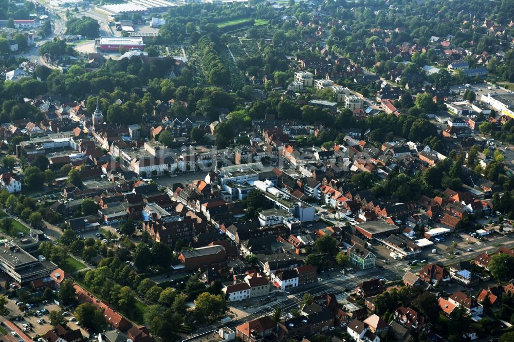 Aurich von oben - Marktplatz im Innenstadt- Zentrum in Aurich im Bundesland Niedersachsen