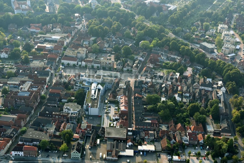 Aurich aus der Vogelperspektive: Marktplatz im Innenstadt- Zentrum in Aurich im Bundesland Niedersachsen