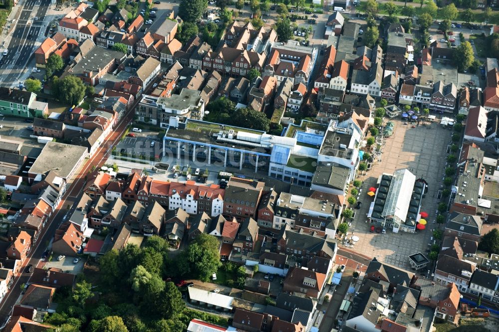 Aurich von oben - Marktplatz im Innenstadt- Zentrum in Aurich im Bundesland Niedersachsen