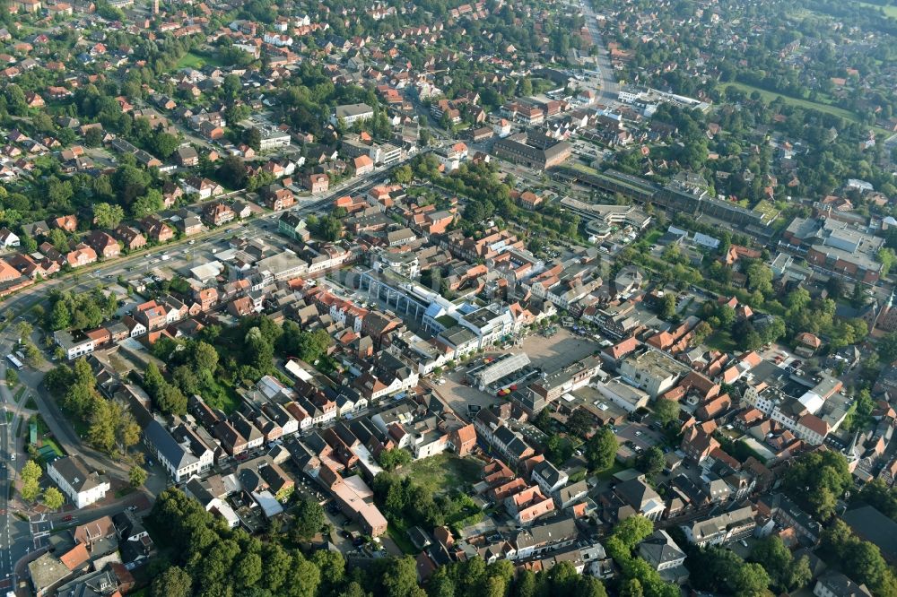 Aurich aus der Vogelperspektive: Marktplatz im Innenstadt- Zentrum in Aurich im Bundesland Niedersachsen