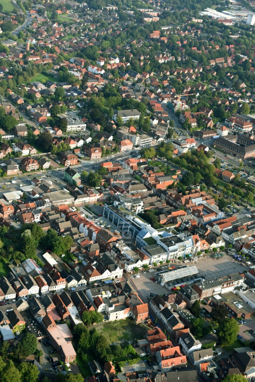 Luftbild Aurich - Marktplatz im Innenstadt- Zentrum in Aurich im Bundesland Niedersachsen