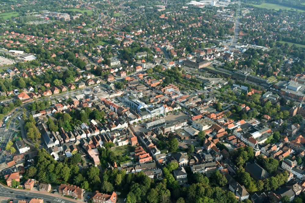 Luftaufnahme Aurich - Marktplatz im Innenstadt- Zentrum in Aurich im Bundesland Niedersachsen