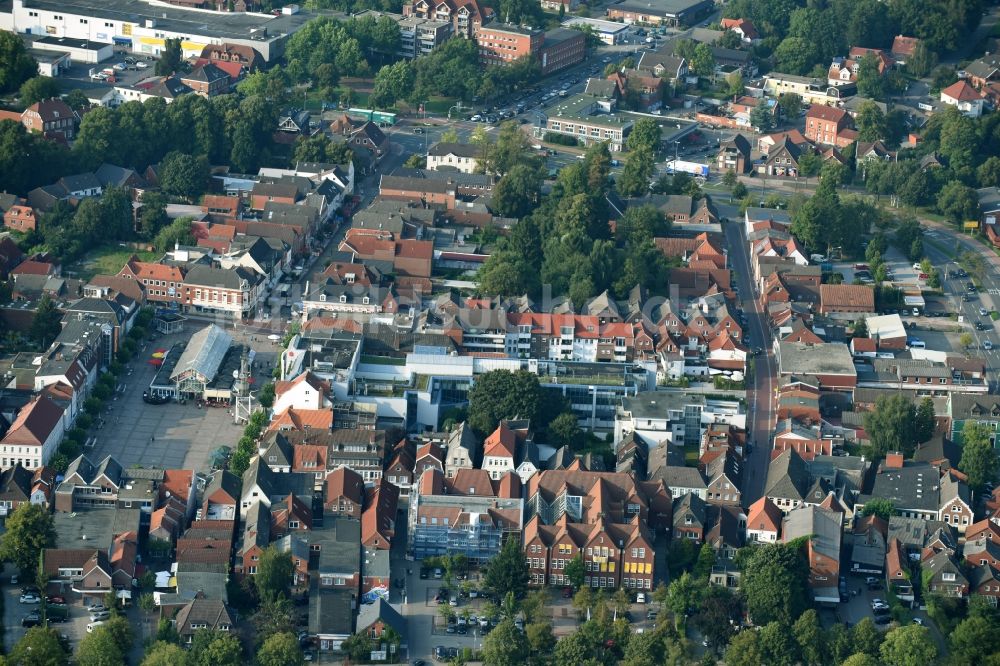 Luftaufnahme Aurich - Marktplatz im Innenstadt- Zentrum in Aurich im Bundesland Niedersachsen