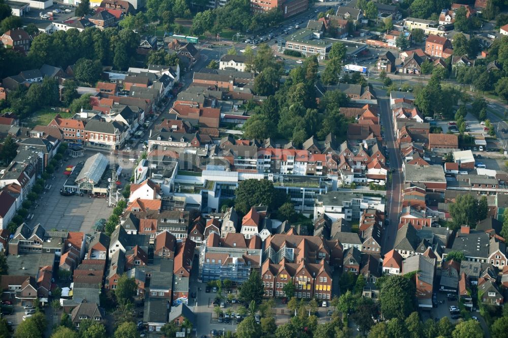 Aurich von oben - Marktplatz im Innenstadt- Zentrum in Aurich im Bundesland Niedersachsen