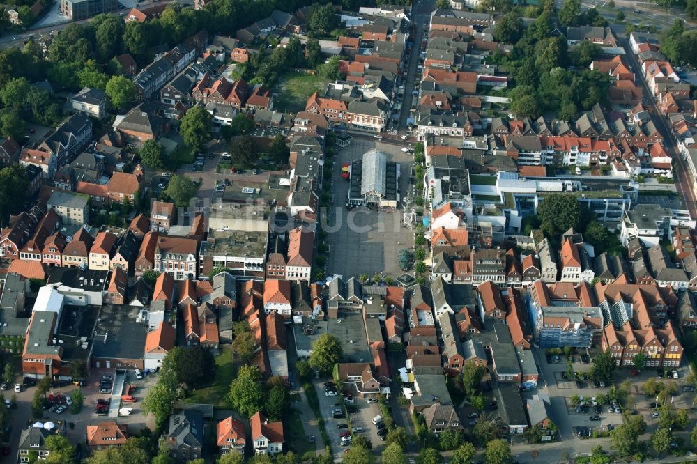 Luftaufnahme Aurich - Marktplatz im Innenstadt- Zentrum in Aurich im Bundesland Niedersachsen