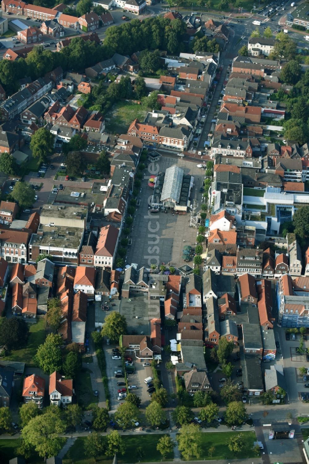 Aurich von oben - Marktplatz im Innenstadt- Zentrum in Aurich im Bundesland Niedersachsen