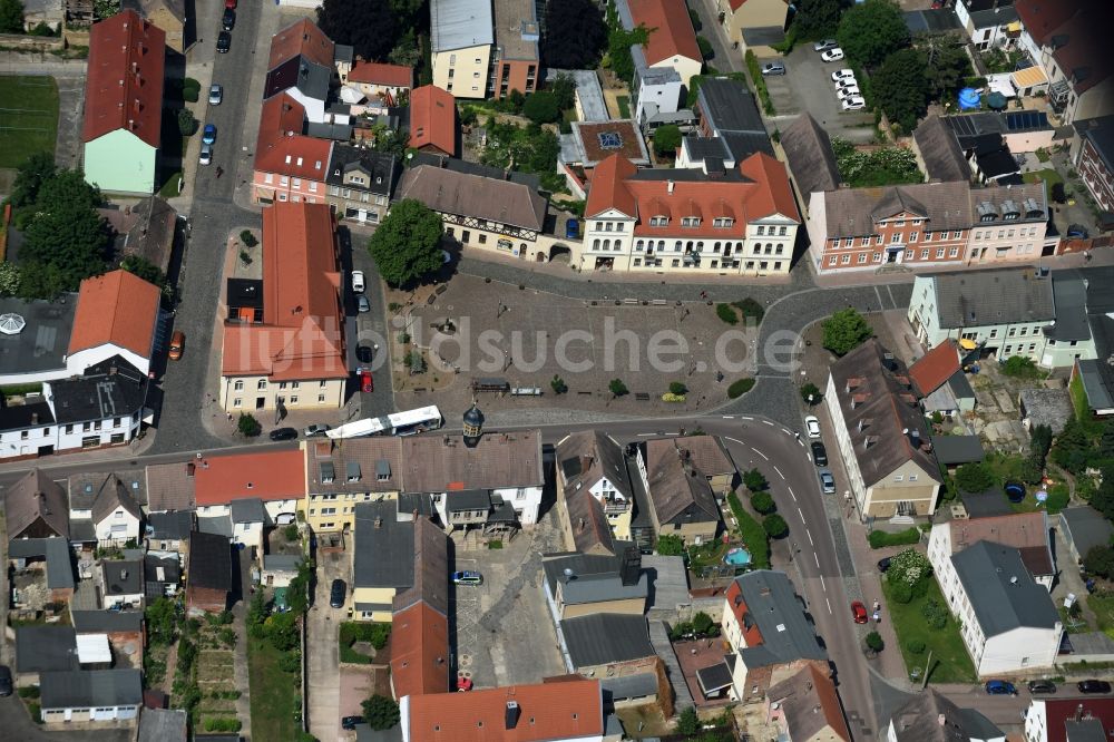 Nienburg (Saale) von oben - Marktplatz im Innenstadt- Zentrum in Nienburg (Saale) im Bundesland Sachsen-Anhalt