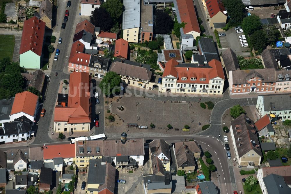Nienburg (Saale) aus der Vogelperspektive: Marktplatz im Innenstadt- Zentrum in Nienburg (Saale) im Bundesland Sachsen-Anhalt