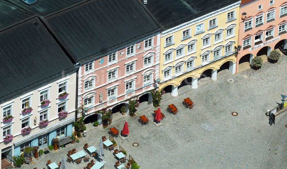 Kraiburg von oben - Marktplatz der Innenstadt im Zentrum der Stadt Kraiburg am Inn im Bundesland Bayern