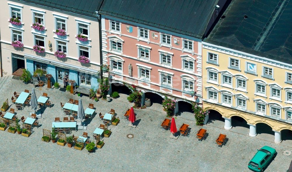 Kraiburg aus der Vogelperspektive: Marktplatz der Innenstadt im Zentrum der Stadt Kraiburg am Inn im Bundesland Bayern