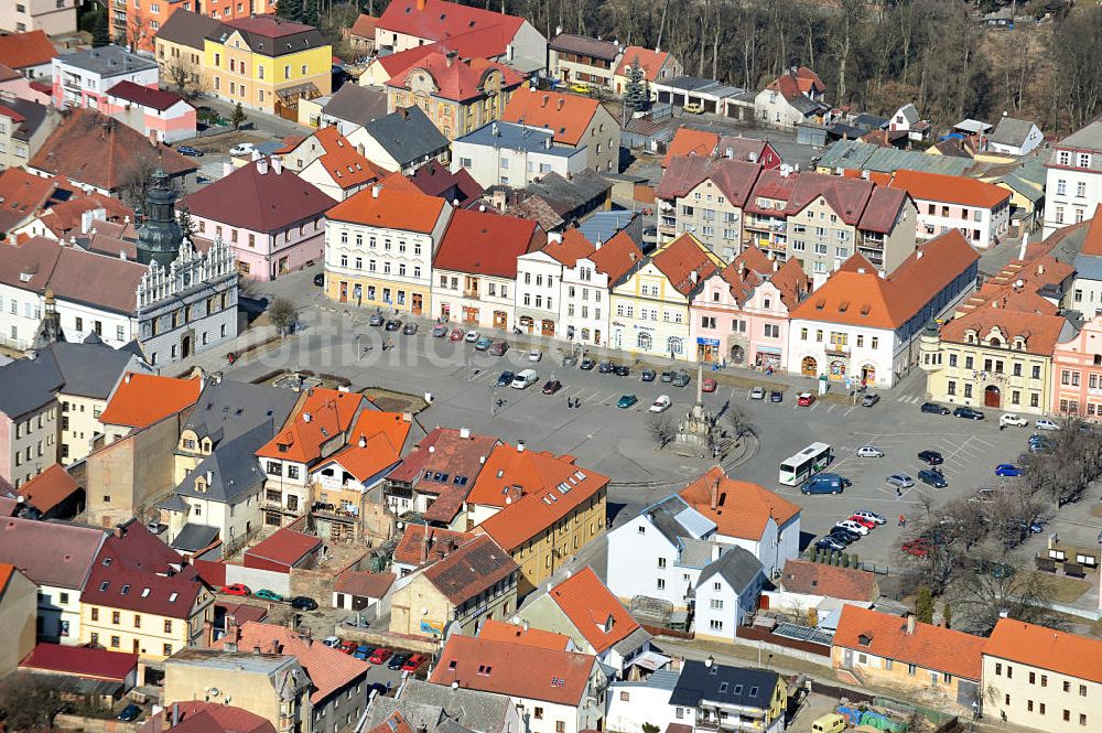 Stribro / Mies von oben - Marktplatz mit Rathaus und Pestsäule in Stribro