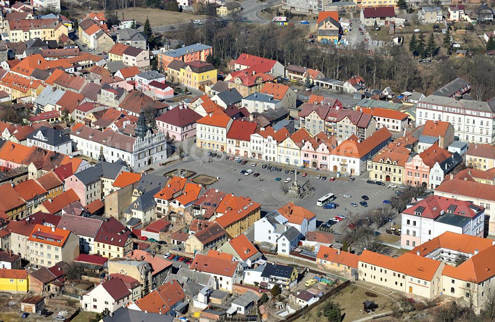 Stribro / Mies aus der Vogelperspektive: Marktplatz mit Rathaus und Pestsäule in Stribro