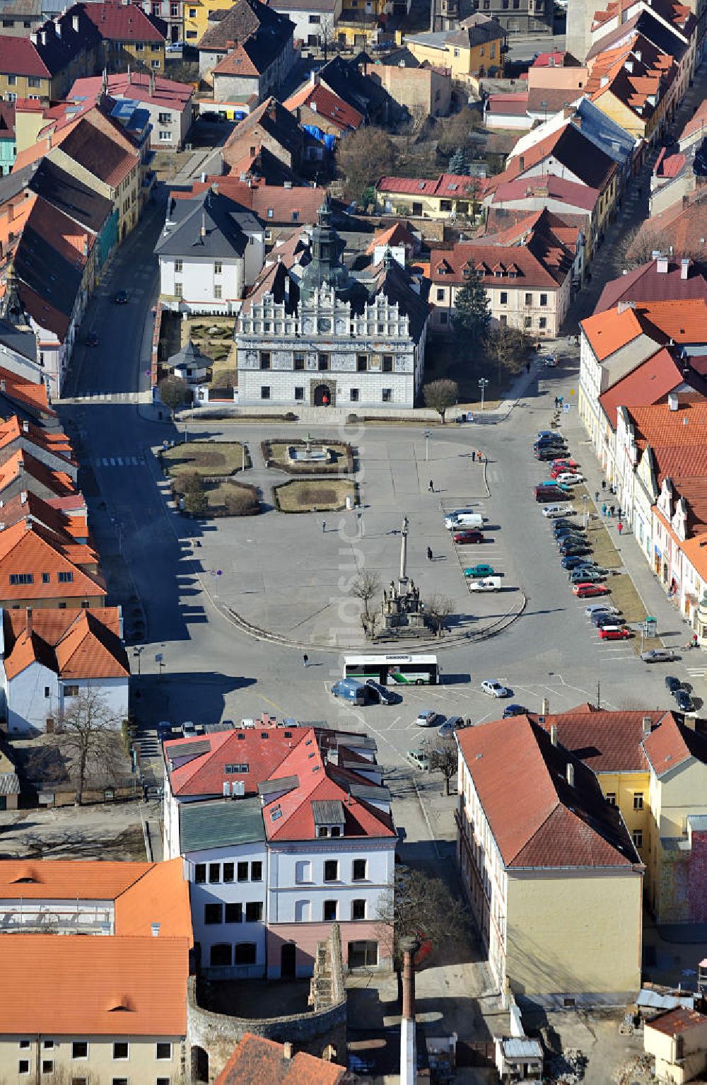 Stribro / Mies aus der Vogelperspektive: Marktplatz mit Rathaus und Pestsäule in Stribro